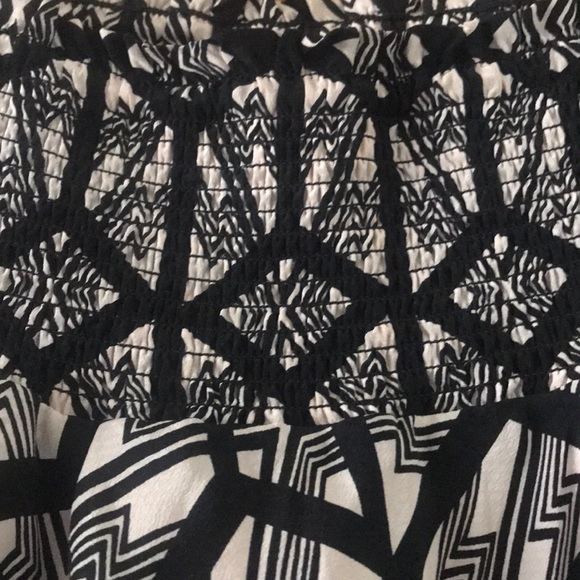 Silk! Like new, gorgeous silky flowing mini skirt. - Picture 4 of 9